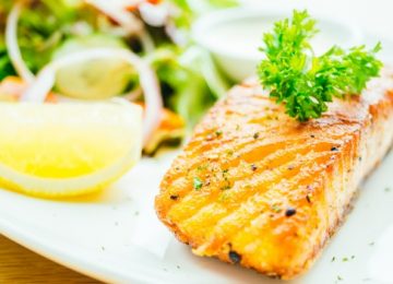 טעים ובריא – מגשי אירוח של דגים וגבינות